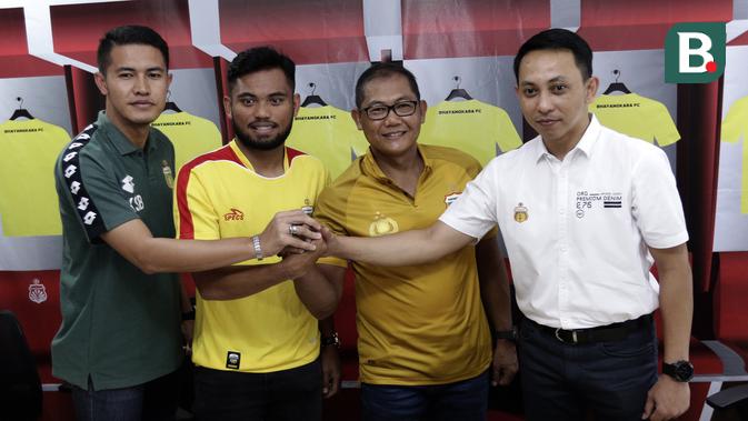 Chief Operating Officer (COO) Bhayangkara FC, Sumardji, saat memperkenalkan pemain baru, Saddil Ramdani, di Mess Bhayangkara, Jakarta, Sabtu (8/2). Saddil menjadi rekrutan terakhir Bhayangkara FC.(Bola.com/Yoppy Renato)