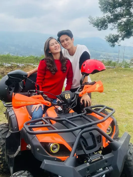 Sebelumnya, Nio dan Zoe pun sempat bermain FTV bareng. Pada saat ini keduanya menjalani syuting di Dieng dan banyak abadikan momen bersamaan saat jalani syuting. Tidak sedikit penggemar yang menyangka bisa jadi keduanya akan cinlok kalau terus beradu akting bareng. (Liputan6.com/IG/@antonioblancojr)