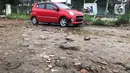 Kendaraan menghindari jalan yang rusak di Jalan Pertamina, Depok, Jawa Barat, Rabu (4/3/2020). Jalan yang telah rusak selama bertahun-tahun tersebut tidak juga diperbaiki sehingga mengganggu kenyamanan para pengguna jalan. (Liputan6.com/Immanuel Antonius)