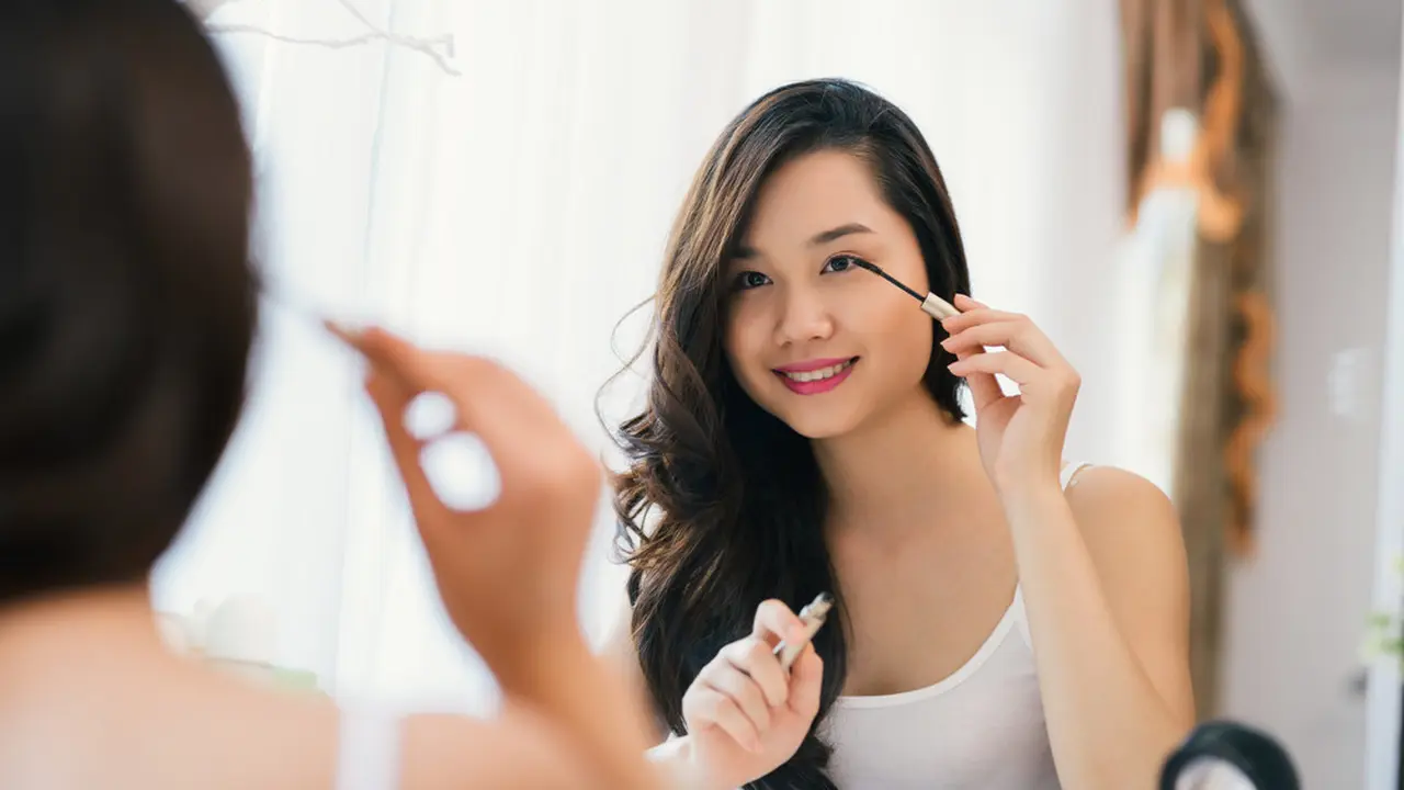 Tips Makeup untuk Membuat Bulu Mata Panjang dan Lentik, Nggak Perlu Fake Eyelashes