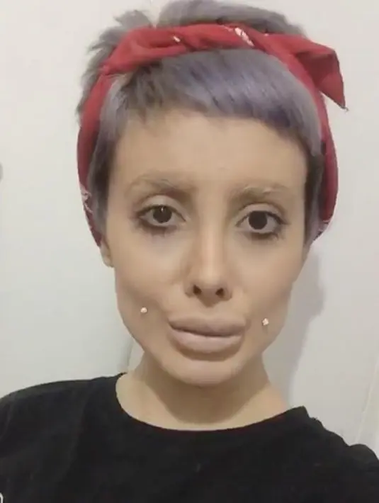 Tulang pipi dan tangan Sahar sangat terlihat dan  pastinya mengundang komentar para warga net. Tak sedikit yang mengatakan sosok Sahar justru mirip seperti zombie atau salah satu karakter di film animasi Corpse Bride.  (Instagram/sahartabar_official)