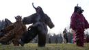 Sejumlah peserta mengenakan kostum iblis menari saat parade tardisional Perchtenlauf di Osterseeon dekat Munchen, Jerman (17/12). Acara ini bertujuan untuk mengusir hantu-hantu musim dingin. (Reuters/Michaela Rehle)