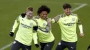 Pemain Manchester City, Kevin De Bruyne (kiri), Leroy Sane (tengah) dan John Stones bercanda selama sesi latihan tim di City Football Academy, Manchester, Inggris (25/2/2020). City akan bertanding melawan Real Madrid pada leg pertama babak 16 Liga Champions di Bernabeu. (Martin Rickett/PA via AP)