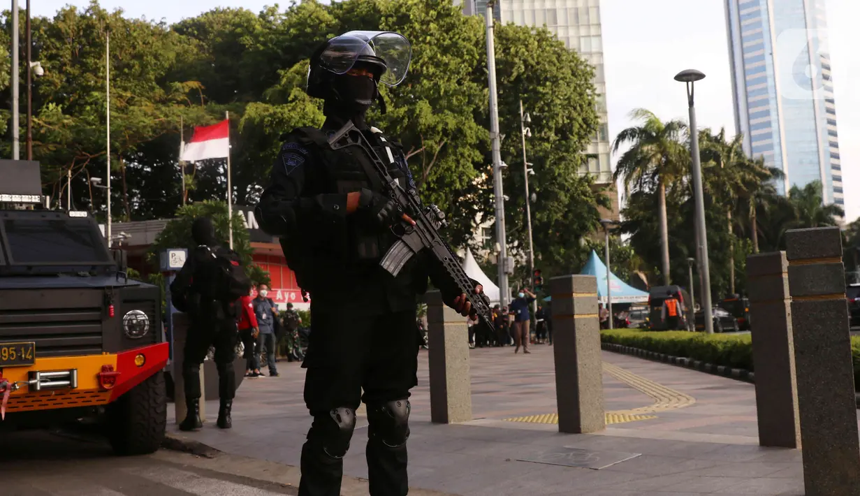 Polisi bersenjata lengkap melakukan pengamanan di Kawasan Bundaran HI, Jakarta, Jumat (31/12/2021). Pengaman tersebut untuk mengamankan kondisi Jakarta saat malam pergantian tahun baru 2021. (Liputan6.com/Angga Yuniar)