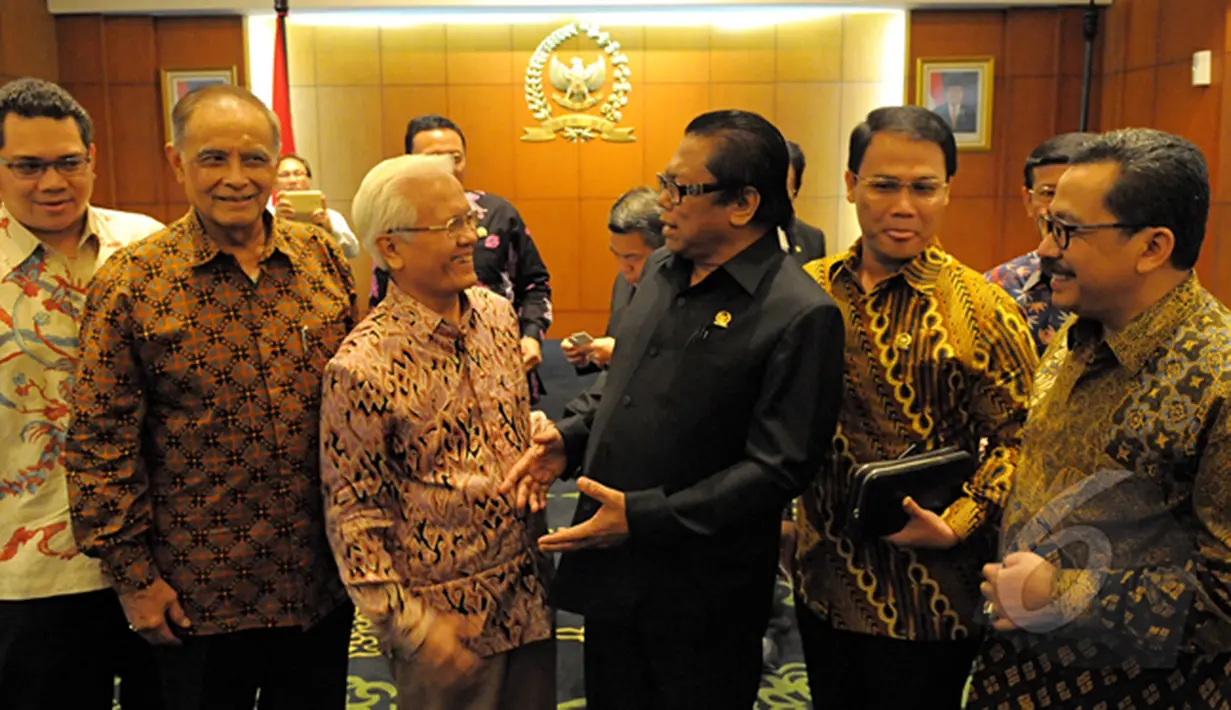 Pimpinan MPR RI Oesman Sapta Odang (ketiga dari kanan) menerima Presiden Association of Honorary Consuls to Indonesia Soy Martua Pardede (ketiga kiri), di Ruang Delegasi Parlemen RI, Jakarta, Senin (16/02/2015). (Liputan6.com/Andrian M Tunay)