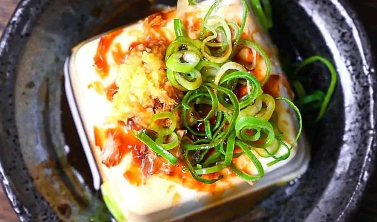 2. Hiyayakko: Tahu Dingin dengan Saus Segar