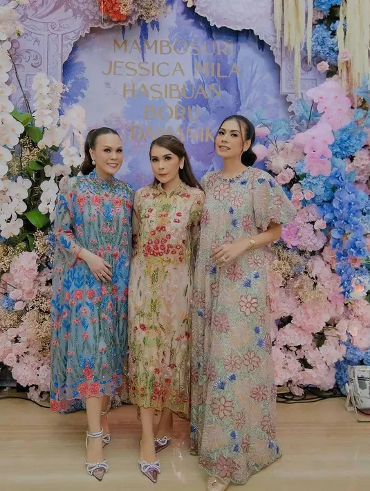 Sedangkan Natalia Hasibuan mengenakan long dress dengan detail puffy dan bordiran bunga warna pink. Sementara Natalia Hasibuan memilih dress nuansa nude dengan aksen bordiran bunga warna merah.