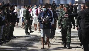 Para prajurit Kamboja tiba di pintu perbatasan Prum, Provinsi Pailin, Kamboja, Rabu (31/12/2025), setelah sebelumnya ditangkap dan ditahan oleh tentara Thailand. (Dok. AKP via AP)