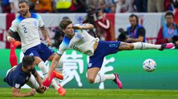 Prancis bermain lebih dominan di awal laga dan telah memperoleh peluang pada menit ke-11. Sundulan Olivier Giroud usai menerima umpan Ousmane Dembele masih mampu diamankan kiper Inggris, Jordan Pickford. (AP/Natacha Pisarenko)