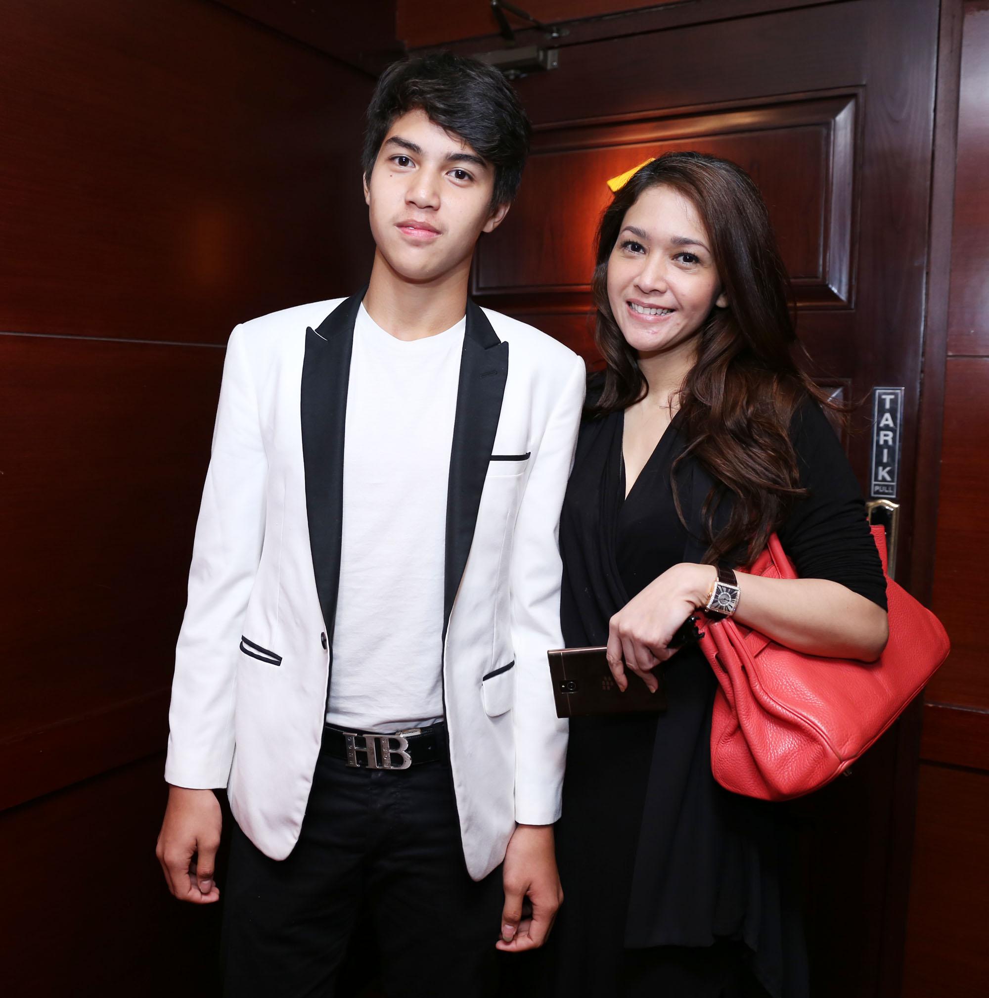 Kini giliran El Jallaludin Rumi yang berpose dengan sang bunda