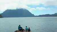 Pendaki menikmati keindahan alam Danau Gunung Tujuh Kerinci. (Liputan6.com/Gresi Plasmanto)