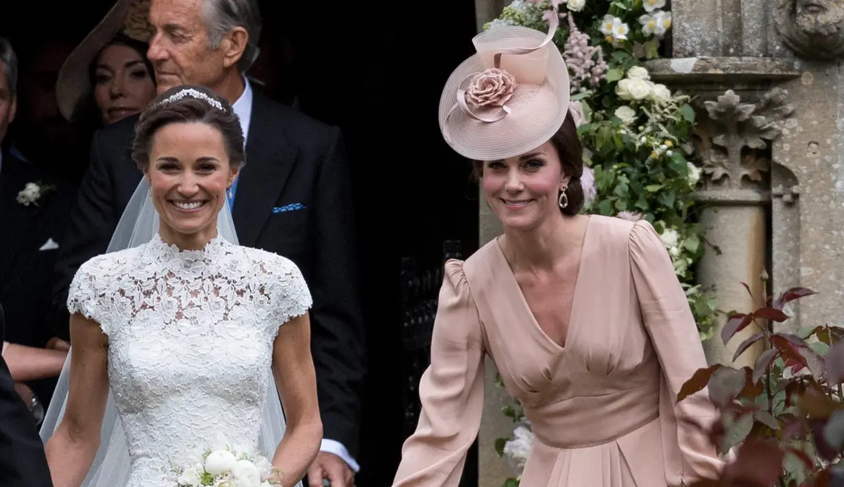 Kate Middleton mendampingi sang adik seusai pernikahan Pippa Middleton dan James Mathews di Gereja St. Mark, barat London, Sabtu (20/5). Kate memastikan penampilan Pippa terlihat selalu sempurna di setiap momen. (AP Photo/Kirsty Wigglesworth, Pool)