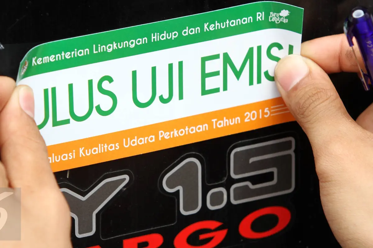 20151006-Antisipasi Pencemaran Asap Kendaraan, Petugas Gelar Uji Emisi Gratis di Jalan Proklamasi-Jakarta