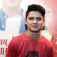 Meski beberapa tahun dekat dengan Prilly, Ali menegaskan tidak ada rasa rindu dengan gadis yang pernah dikabarkan dekat tersebut. Meski demikian, ia tetap baik saat keduanya kembali ketemu. (Deki Prayoga/Bintang.com)