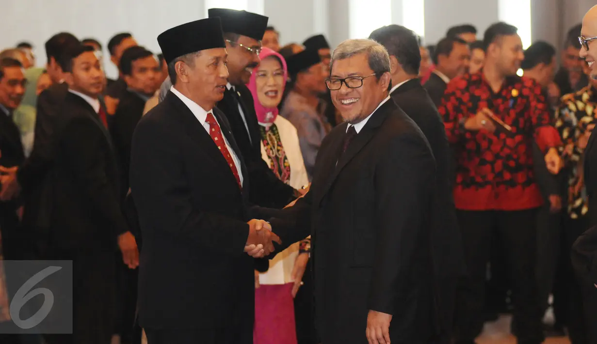 Gubernur Jawa Barat, Ahmad Heryawan menyalami Ketua BPK Moermahaji Soerja Djanegara usai pengucapan sumpah jabatan di Gedung MA, Jakarta, Rabu (26/4). Ketua dan Wakil Ketua BPK terpilih secara aklamasi. (Liputan6.com/Helmi Fithriansyah)
