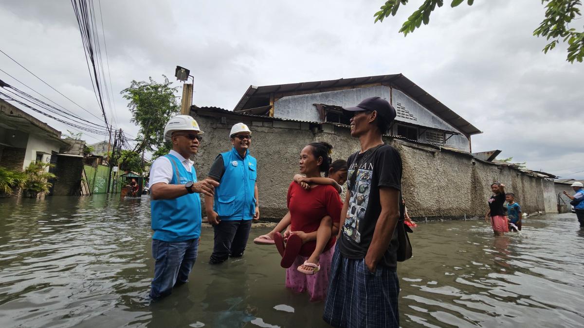 PLN Jakarta Kerja Keras Pulihkan Listrik 1.051 Pelanggan yang Terdampak Banjir