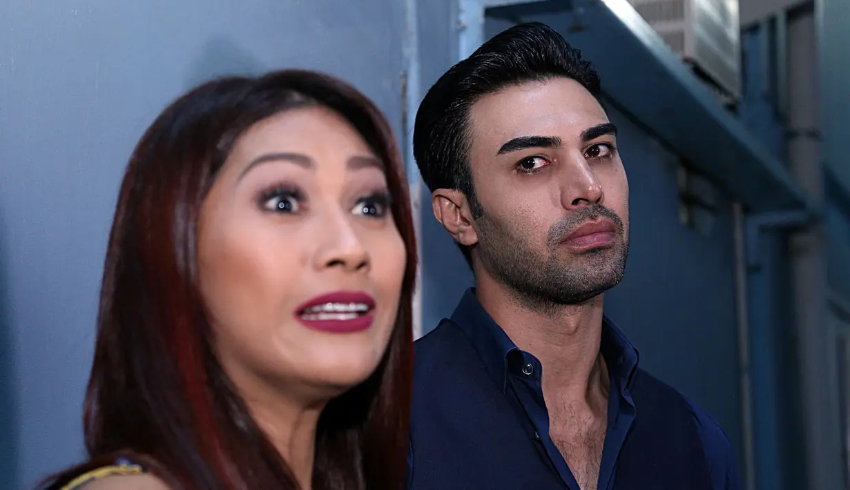 "Oh, itu cincin buat ibu saya, terus yang bilang ngelamar itu kakak aku," jelasnya di kawasan Tendean, Jakarta, Kamis (12/10/2017) dilansir dari Liputan6. (Deki Prayoga/Bintang.com)