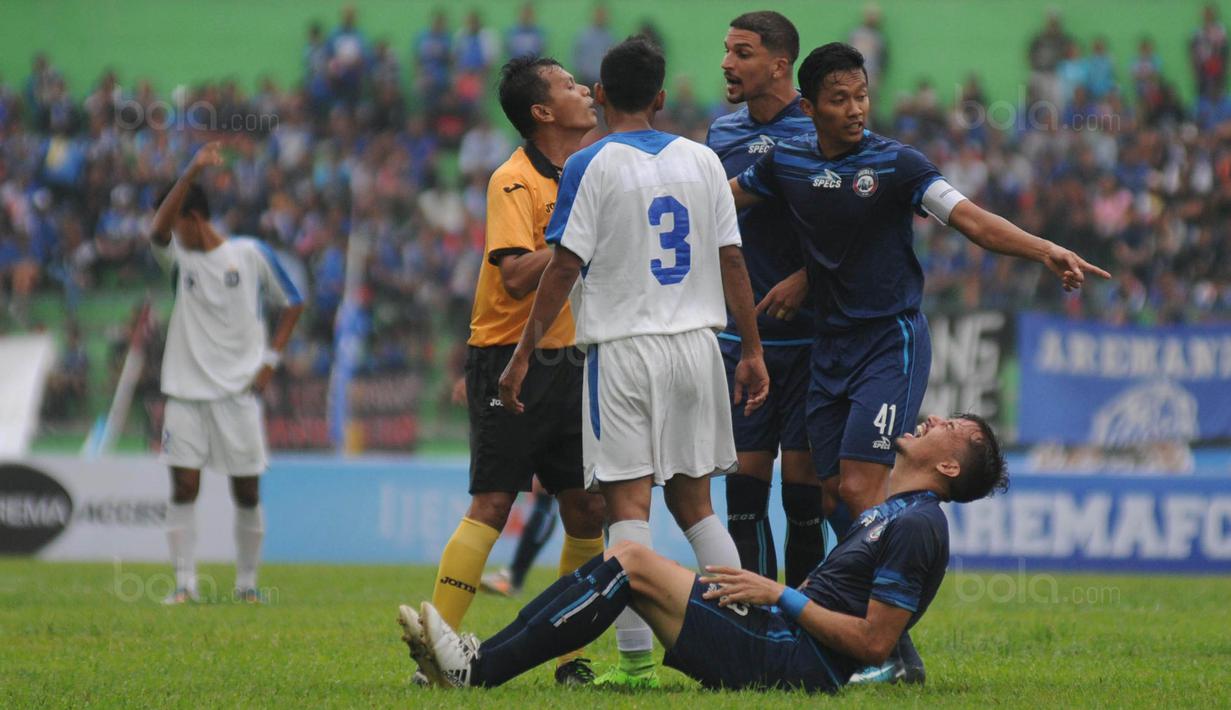 Kapten baru Arema FC, Dendi Santoso, melakukan protes kepada wasit saat laga uji coba melawan PSIS di Stadion Gajayana, Malang, Kamis (4/1/2018). Arema FC menang 5-3 atas PSIS. (Bola.com/Iwan Setiawan)