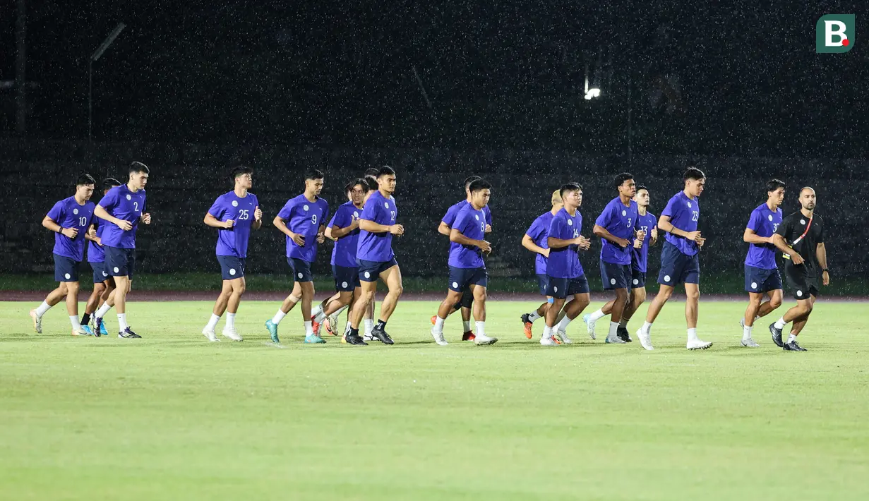 Pemain Filipina melakukan latihan resmi jelang laga terakhir Grup B Piala AFF 2024 melawan Timnas Indonesia di Stadion Sriwedari, Solo, Jawa Tengah, Jumat (20/12/2024). (Bola.com/Abdul Aziz)