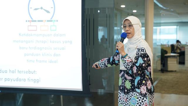 Dokter spesialis bedah konsultan onkologi, Farida Briani memberikan edukasi tentang penanganan kanker payudara serta pentingnya SADARI dan SADANIS di kantor MSD.