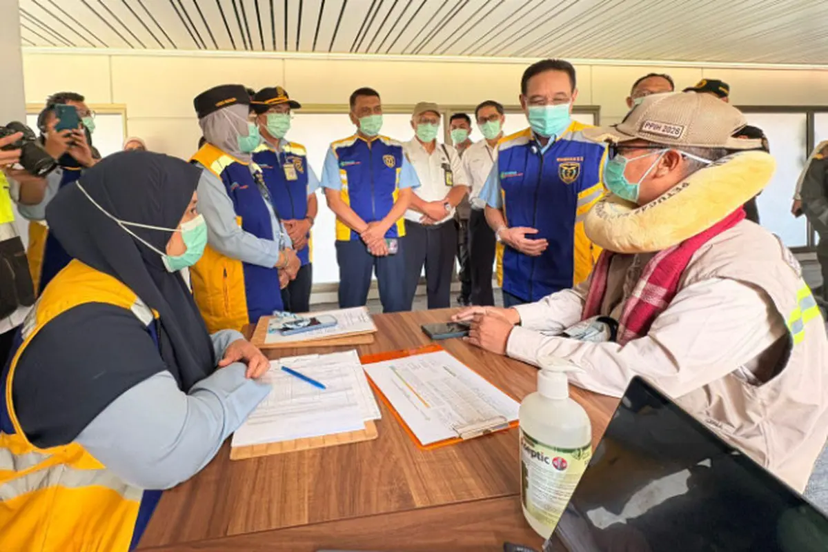 Wamenkes Benny saat memantau pemulangan jemaah haji kloter perdana di Bandara Soekarno-Hatta pada Selasa, 2 Juni 2026. (Dok Kemenkes)