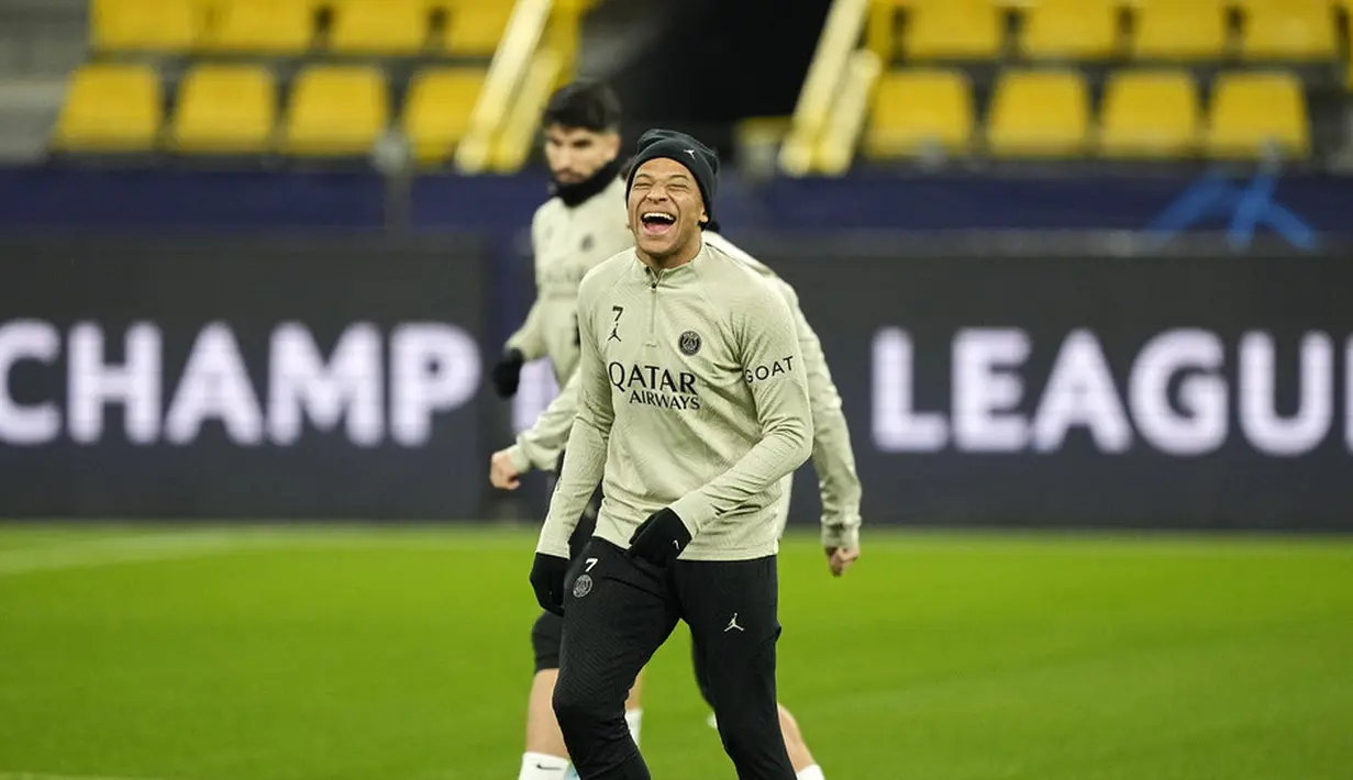 Pemain Paris Saint-Germain (PSG), Kylian Mbappe, tampak ceria saat mengikuti sesi latihan jelang laga menghadapi Borussia Dortmund pada matchday 6 Grup F Liga Champions 2023/2024 di Stadion Signal Iduna Park, Rabu (13/12/2023). (AP Photo/Martin Meissner)