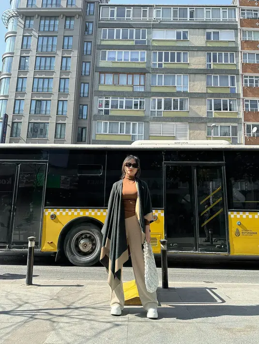 Penampilan cantik Fuji mengenakan turtleneck cokelat, dipadu celana panjang bernuansa beige, dan outer serasi. Detail manis berupa tas dan sneakers putih, serta sunglasses menyempurnakan keseluruhan penampilan Fuji. [Foto: Instagram/fuji_an]