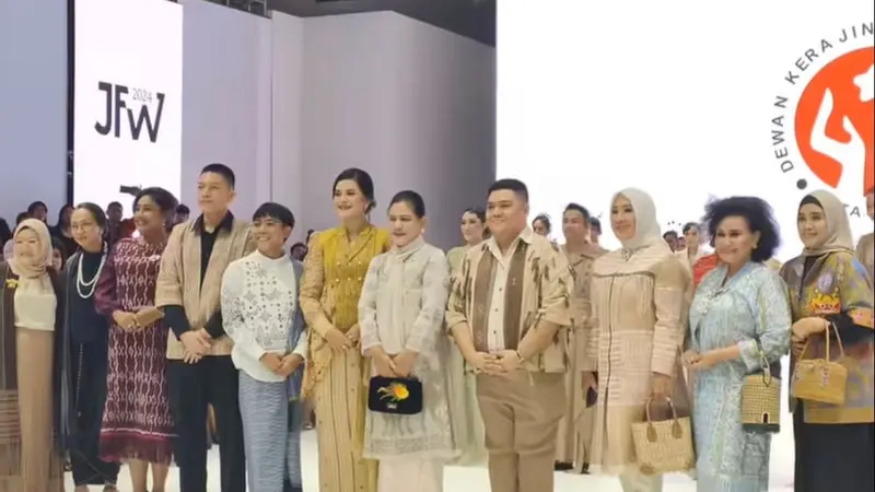 Iriana Jokowi dan Kahiyang Ayu saat nonton fashion show di JFW 2024, berada di deretan front row