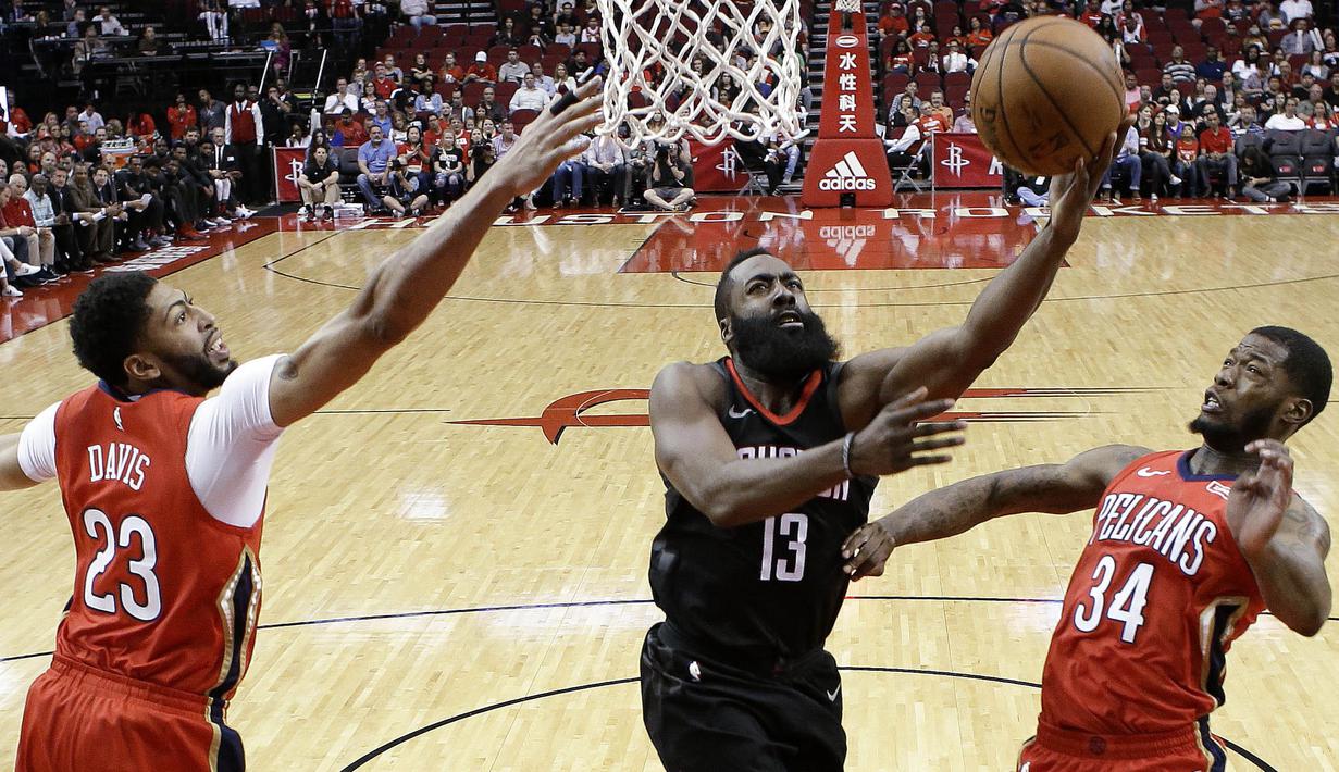 Pebasket Houston Rockets, James Harden, berusaha memasukan bola saat pertandingan melawan New Orleans Pelicans pada laga NBA di Toyota Center, Minggu (25/3/2018). Rockets menang 114-91 atas Pelicans. (AP/Eric Christian Smith)