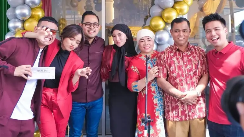 Keluarga Haji Faissal bersama Gilang Widya Pramana dan Shandy Purnamasari