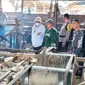 Bupati Bone Bolango Hamim Pou saat meninjau lokasi tambang (Arfandi Ibrahim/Liputan6.com)