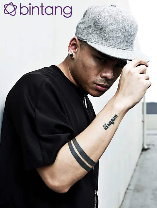 Tema percintaan dipilih Teza Sumendra dalam bermusik, karena menurutnya sudah rumus dasar musisi Indonesia membuat musik bertemakan cinta. Namun Teza mengangkat tema cinta yang tidak biasa dan dari perspektif berbeda. (Galih W. Satria/Bintang.com)