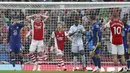 Arsenal kembali berpeluang memperkecil kedudukan pada menit ke-60 saat sundulan Rob Holding hanya melebar tipis dari gawang Chelsea. (Foto: AP/Ian Walton)