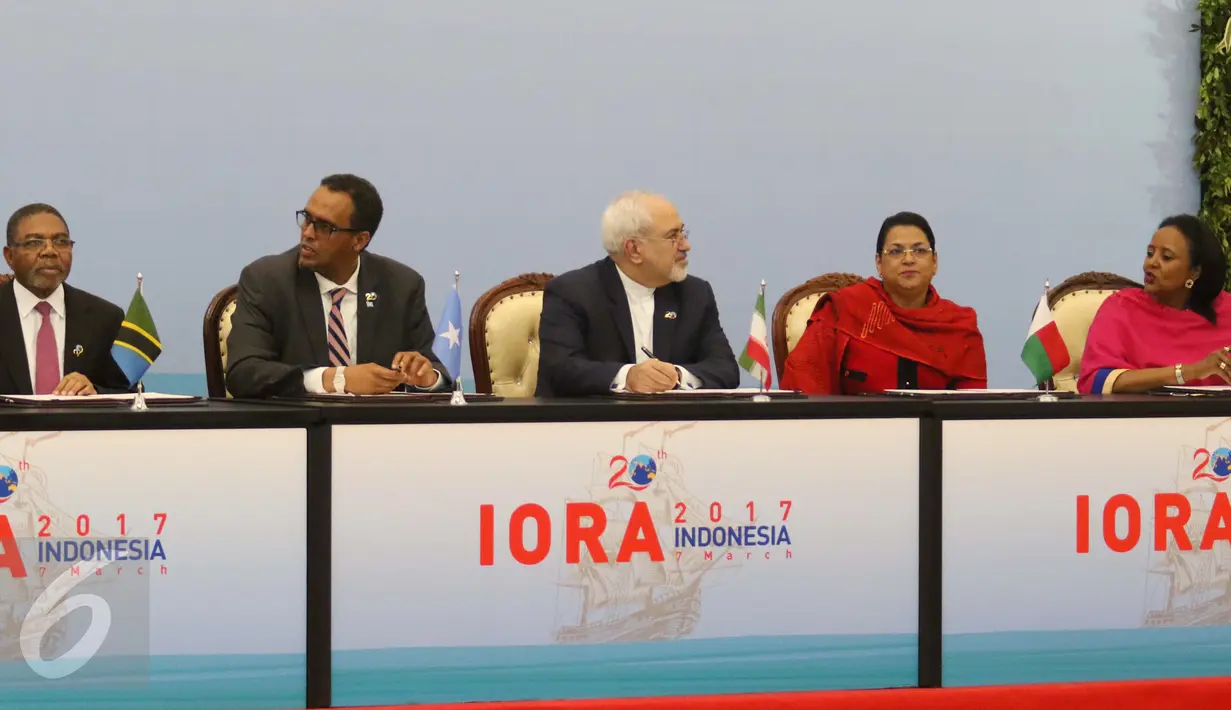Sejumlah delegasi dari beberapa negara saat mengikuti penandatanganan Jakarta Concord pada KTT Indian Ocean Rim Association (IORA) 2017 di Jakarta Convention Center, Jakarta, Selasa (7/3). (Liputan6.com/Angga Yuniar)