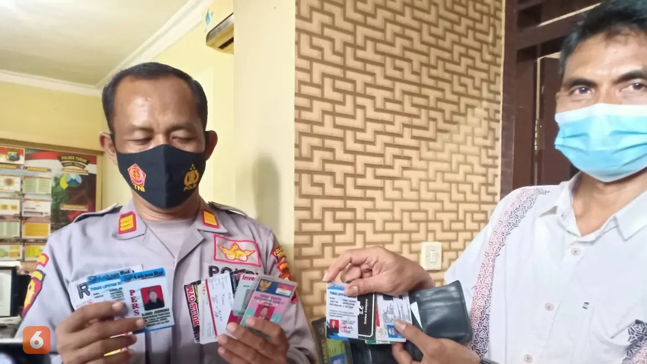 Barang bukti berupa sejumlah kartu pers yang diamankan Polsek Jenu, Polres Tuban. (Liputan6.com/Ahmad Adirin)