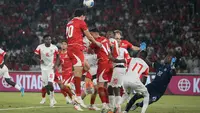 Bek Timnas Indonesia, Elkan Baggott, menyambut umpan Kevin Diks via sepak pojok saat menghadapi Mozambik pada lanjutan FIFA Matchday 2026 di Stadion Utama Gelora Bung Karno (SUGBK), Selasa (9/6/2026). (Bola.com/Abdul Aziz)