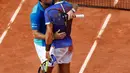 Petenis Swiss, Stan Wawrinka memeluk Rafael Nadal seusai dikalahkan pada final Prancis Terbuka di Roland Garros, Minggu (11/6). Nadal mengalahkan unggulan ketiga asal Swiss itu dalam dua jam lima menit dengan tiga set langsung. (AP Photo/Petr David Josek)
