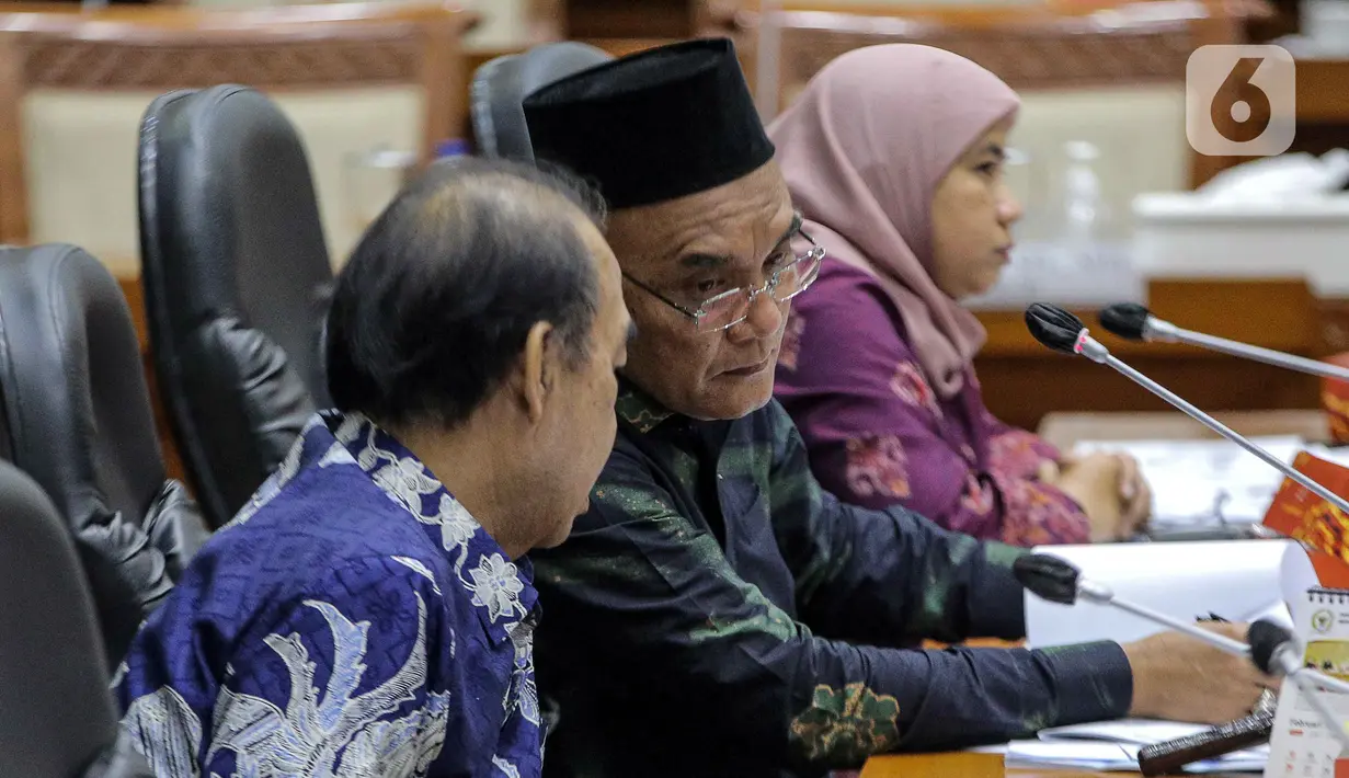 Wakil Ketua Komisi VIII DPR yang juga Ketua Panja Komisi VIII DPR Marwan Dasopang (tengah) memimpin rapat dengar pendapat bersama Komisi VIII DPR di Kompleks Parlemen, Senayan, Jakarta, Selasa (14/2/2023). Pengumuman terkait besaran biaya haji terpaksa ditunda hingga besok lantaran pemerintah bersama Panja Komisi VIII DPR masih belum menemui kesepakatan. (Liputan6.com/Faizal Fanani)
