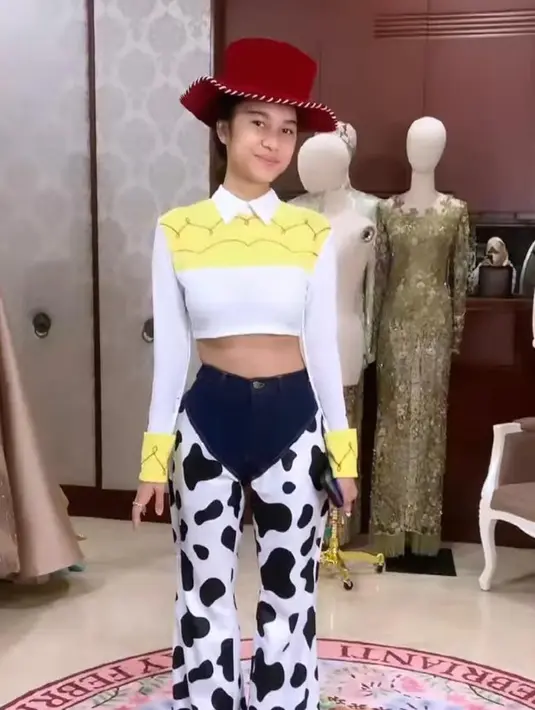 Ia mengenakan kostum cowgirl rancangan desainer Asky Febrianti. [@askyfebrianti]