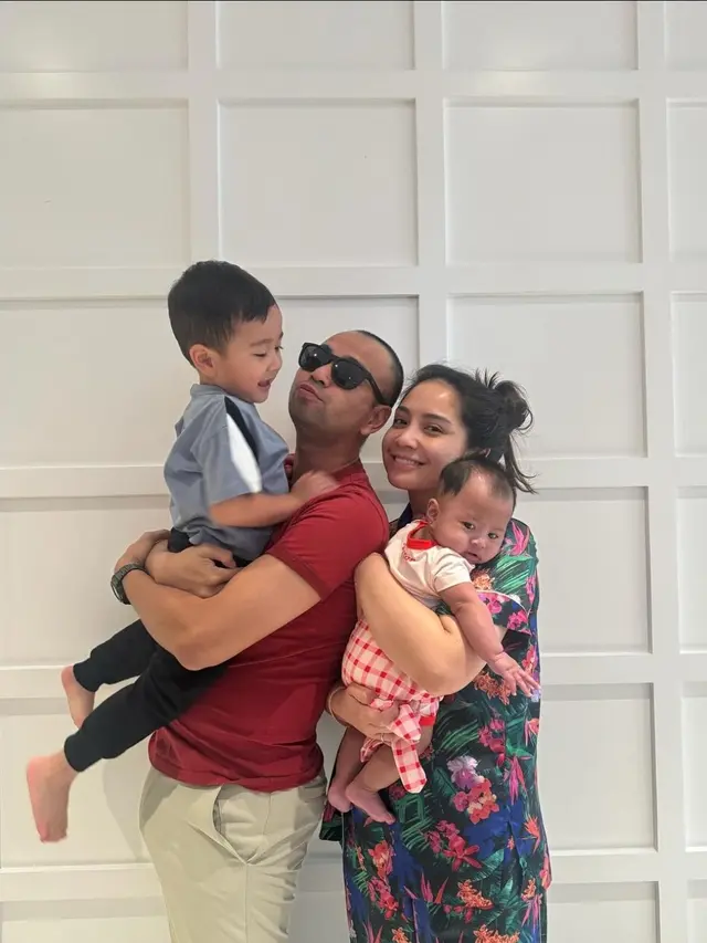 Nagita Slavina dan Raffi Ahmad Pulang Haji