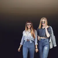 Denim adalah salah satu fashion item yang tidak pernah gagal jadi favorit. (foto/dok: freepik/prostooleh)
