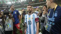 Pemain Argentina, Lionel Messi meninggalkan lapangan selama kericuhan sebelum laga Kualifikasi Piala Dunia 2026 antara Brasil melawan Argentina di Stadion Maracana, Brasil, Rabu (22/11/2023) WIB. (AP Photo/Silvia Izquierdo)