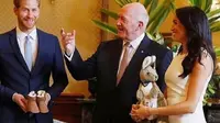 Meghan Markle dan Pangeran Harry menerima hadiah berupa boneka kanguru dan sepatu bayi coklat dari Gubernur Jenderal Australia Peter Cosgrove dan istrinya. (dok.Instagram @hrhsussex/https://www.instagram.com/p/Bo-JK5dlSol/?hl=en&taken-by=hrh/Dinny Mutiah)