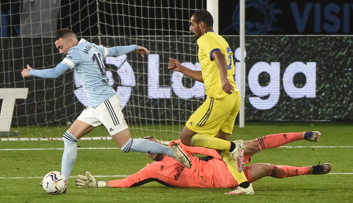Penyerang Celta Vigo, Iago Aspas, berusaha mencetak gol ke gawang Cadiz pada laga lanjutan Liga Spanyol di Stadion Abanca Balaidos, Selasa (15/12/2020) dini hari WIB. Celta Vigo menang telak 4-0 atas Cadiz. (AFP/Miguel Riopa)