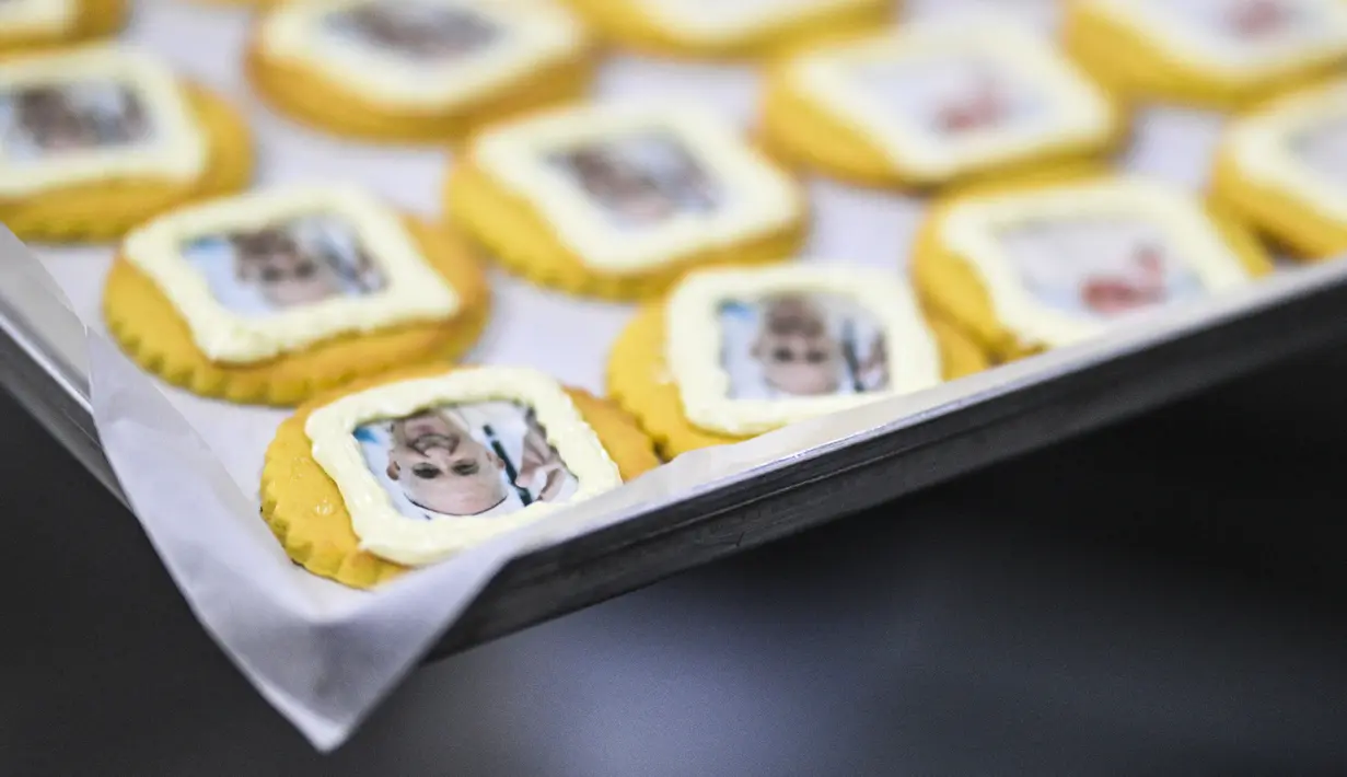 Toko kue di pusat kota itu dekat dengan salah satu tempat di mana Paus Fransiskus akan menghadiri Hari World Youth Day, sebuah pertemuan global kaum muda Katolik yang berlangsung dari 1-6 Agustus. Pihak berwenang memperkirakan lebih dari satu juta orang akan hadir. (Patricia DE MELO MOREIRA / AFP)