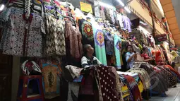 Sejumlah pedagang tengah menunggu calon pembeli di Pasar Beringharjo, Yogyakarta, Minggu (19/4/2015). Pasar di kawasan Malioboro itu merupakan salah satu pusat penjualan batik yang murah meriah. (Liputan6.com/Helmi Afandi)