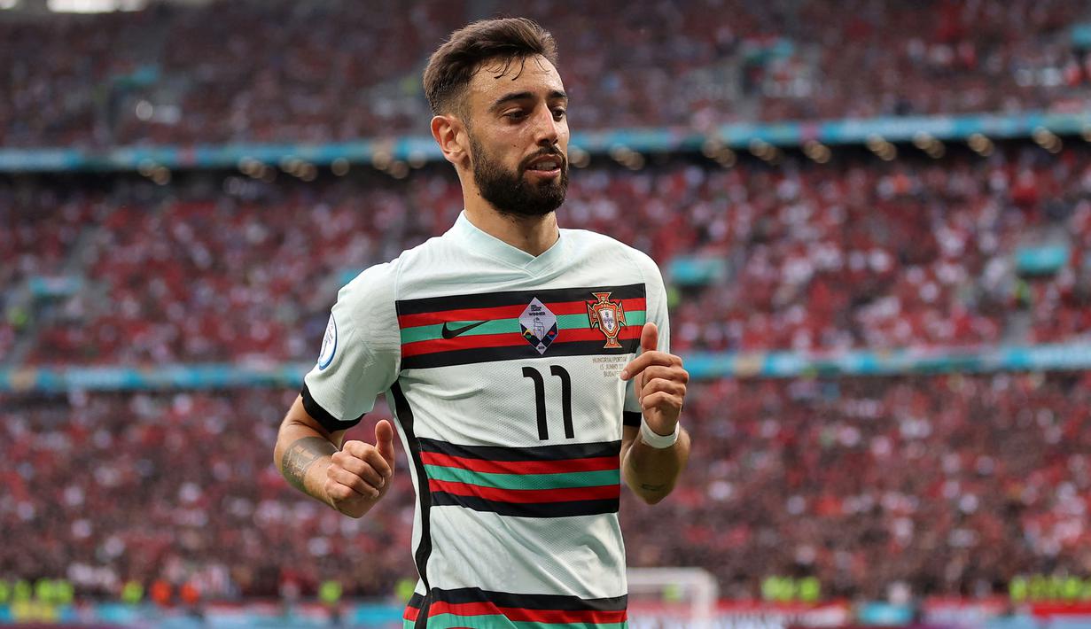Lain cerita dengan rekan Ruben Dias di Portugal, Bruno Fernandes. Ia tak bisa tampil penuh seperti di Manchester United ketika membela Timnas Portugal di Euro 2020. Ia juga hanya bisa menonton dari kursi cadangan ketika Portugal gagal di babak 16 besar. (Foto: AFP/Pool/Alex Pantling)