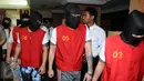 Sejumlah tersangka penipuan online menggunakan VOIP digiring petugas saat rilis di Mapolda Metro Jaya, Jakarta, Senin (1/2/2016). Polisi menahan 9 WNA serta 1 WNI dalam kasus ini. (Liputan6.com/Helmi Fithriansyah)