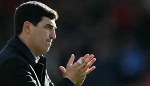 Ritual Unik, Mengapa Pelatih Liverpool Andoni Iraola Selalu Membalut 2 Jarinya sebelum Pertandingan?