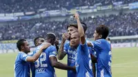 Pemain Persib Bandung merayakan gol yang dicetak oleh Bojan Malisic ke gawang Arema FC pada laga Liga 1 di Stadion GBLA, Jawa Barat, Kamis (13/9/2018). Persib menang 2-0 atas Arema FC. (Bola.com/M Iqbal Ichsan)